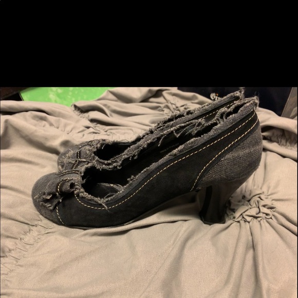 Heels - Picture 2 of 3